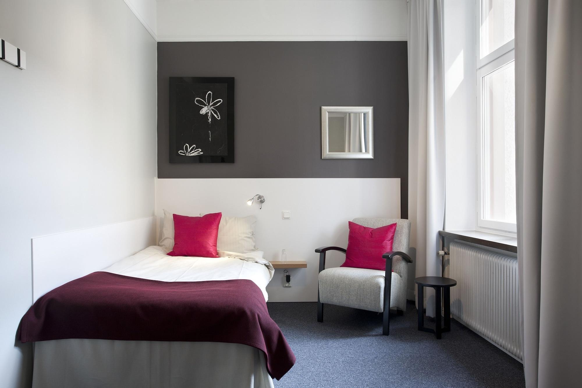 Hotel Oerebro ภายนอก รูปภาพ